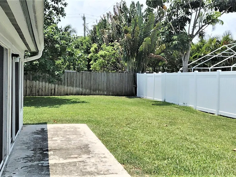 2145 NE 4th Ct — Photo 12