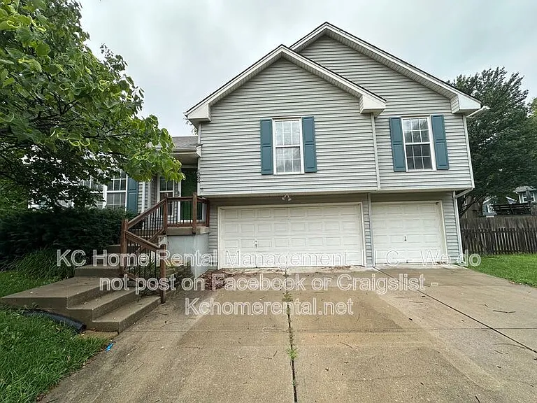 1224 SE Princeton Dr — Photo 1