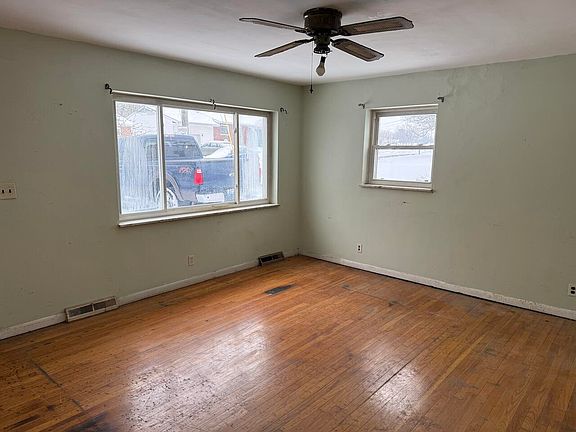 4th image of 352 Rose Dr