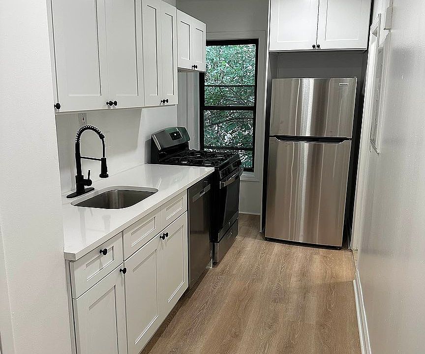 1st image of 403 E 78th St
