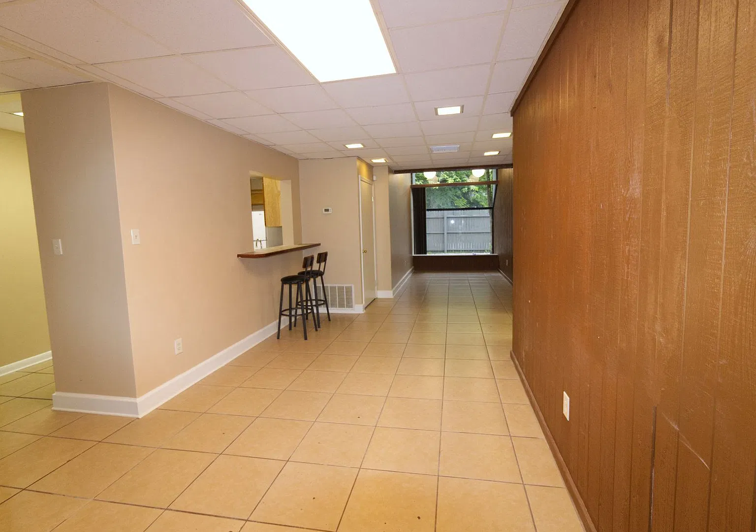 Newly Renovated, Huge 8 Bedroom, 5.5 Bathroom House in the Center of Town — Photo 3