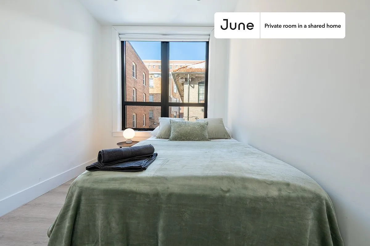 Queen bedroom in 4 bed/2 bath home in Dupont Circle #1908 A — Photo 4