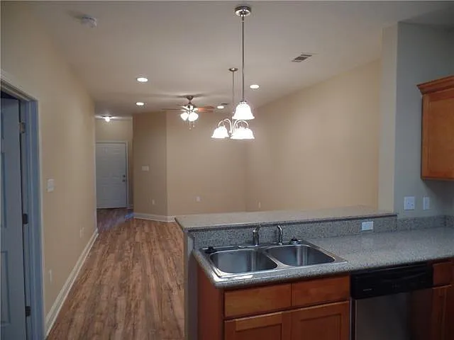 3 bed, 2.0 bath, 1028 sqft, $1,525 — Photo 4
