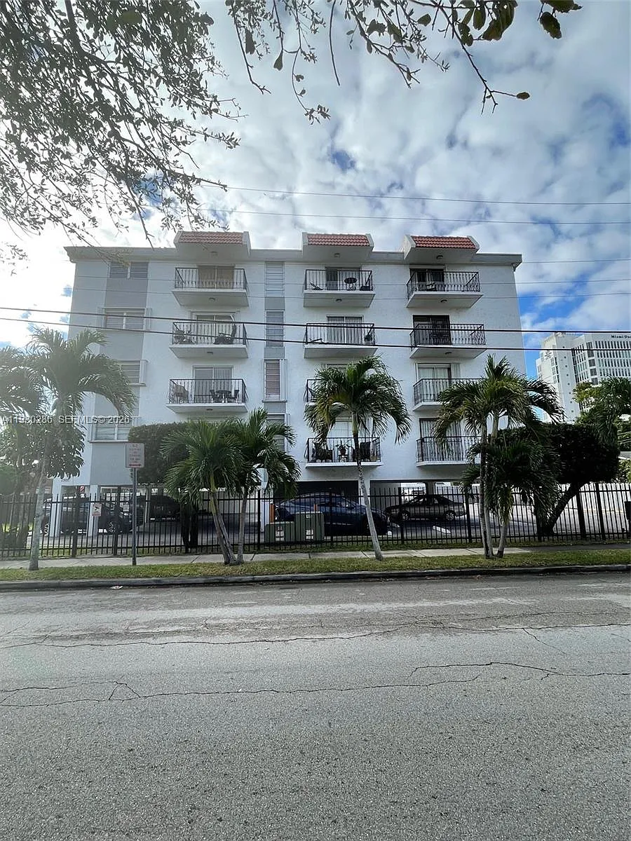 Building Photo - 2500 SW 6th St #404