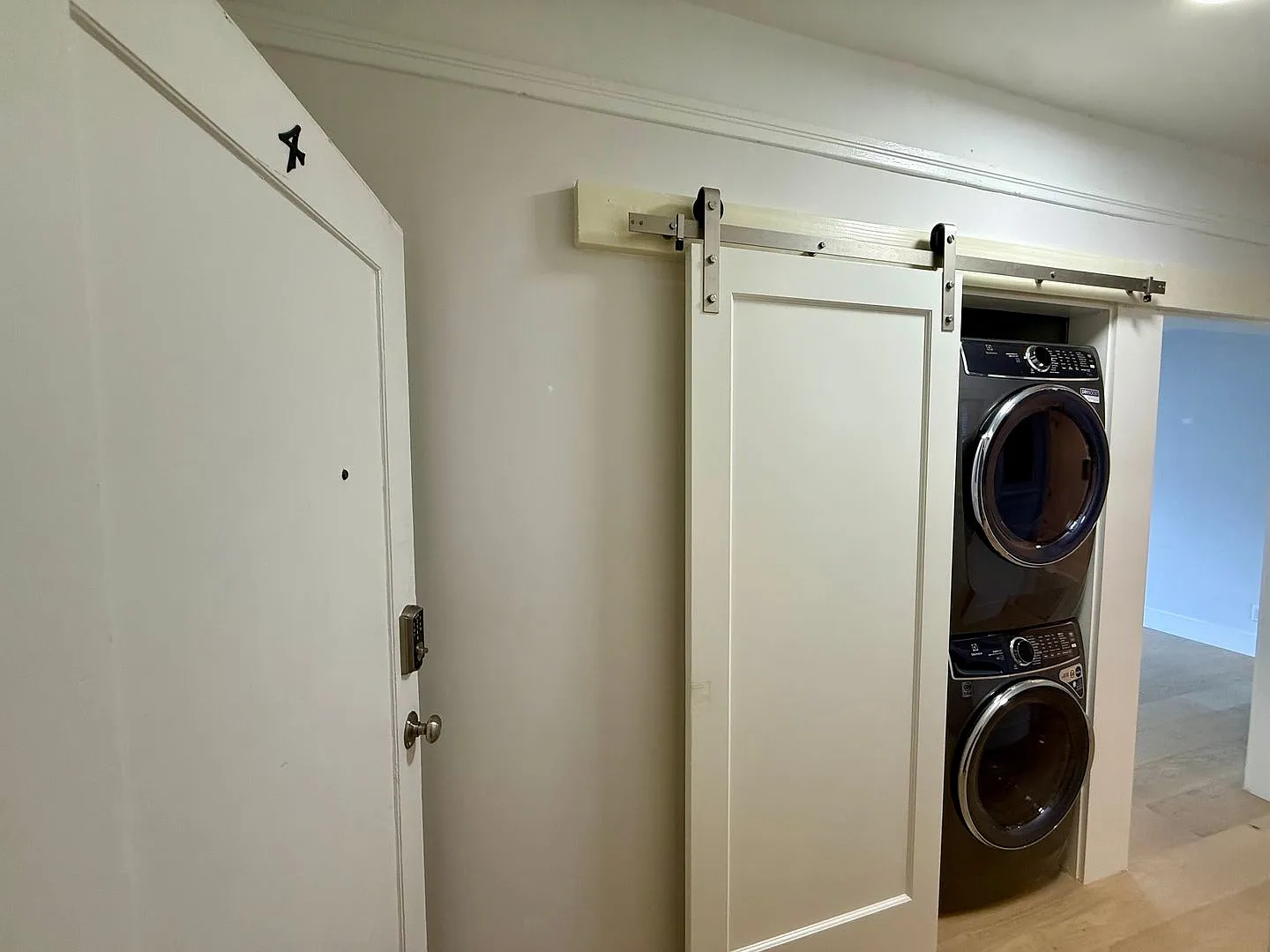 Renovated 1BD/1BA w/ In-Unit Laundry & Tons of Natural Light! — Photo 2