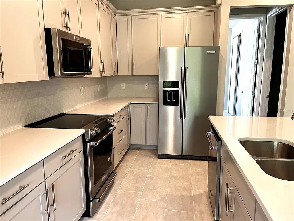 5 bed, 3.0 bath, 2615 sqft, $3,200 — Photo 3
