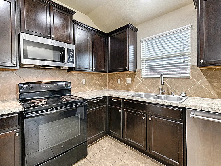 1213 Lambert Dr — Photo 6
