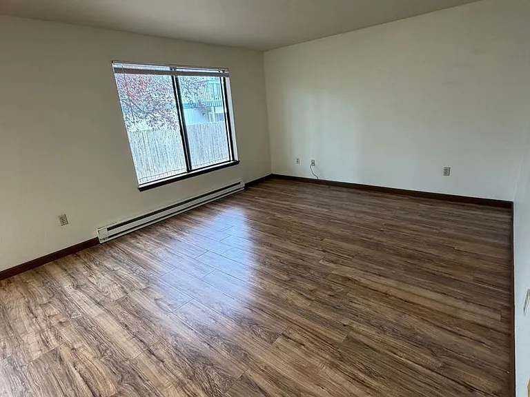 325 NE Kettle St #109 — Photo 4