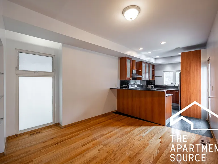 1049 N Winchester Ave #2F — Photo 1