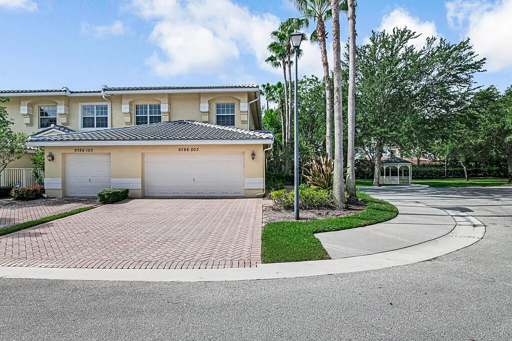 3 bed, 2.0 bath, 2306 sqft, $5,000 — Photo 2