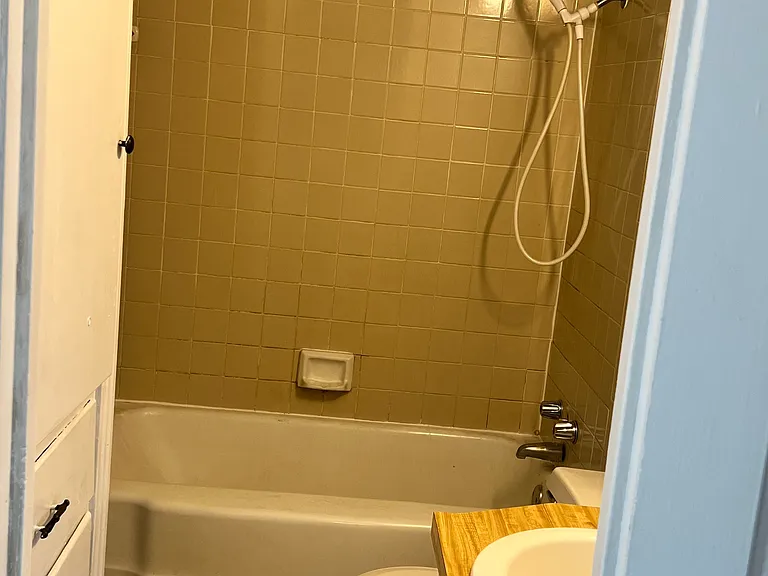 608 W Dean Ave — Photo 2