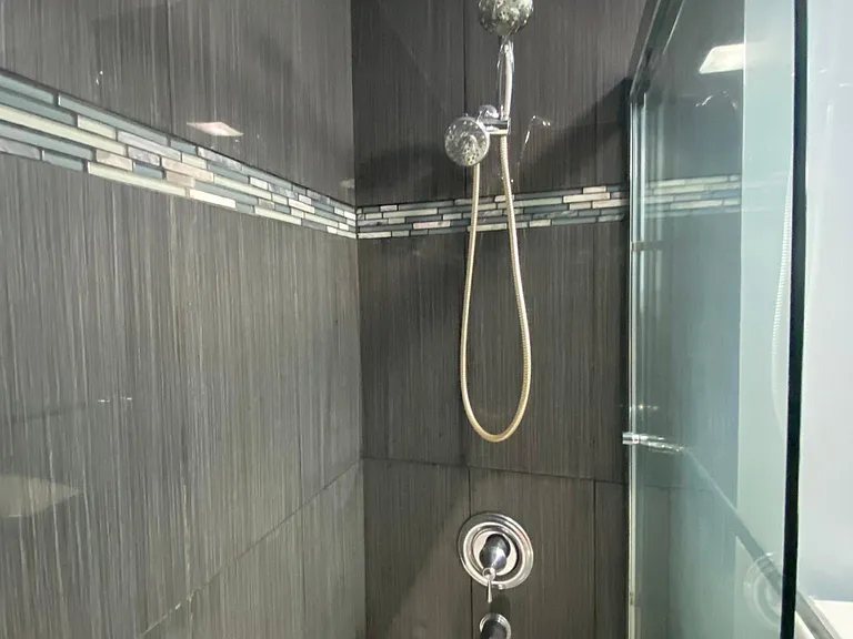 Full Bathroom Shower / Bathtub