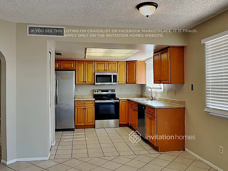 13802 N 45th Ave — Photo 4