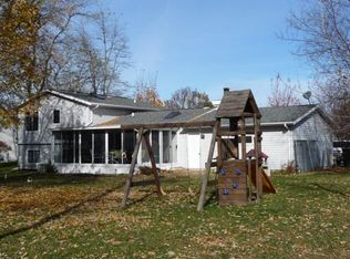 572 Highland Dr, Waupaca, WI 54981