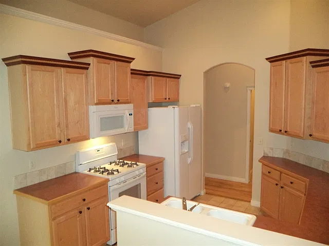 3 bed, 2.0 bath, 1357 sqft, $2,350 — Photo 2