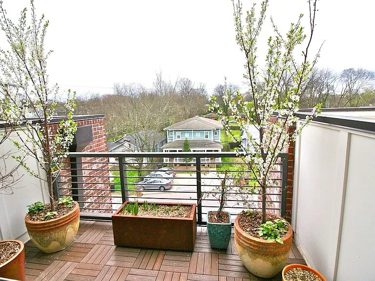 1029 Chester Ave — Photo 32
