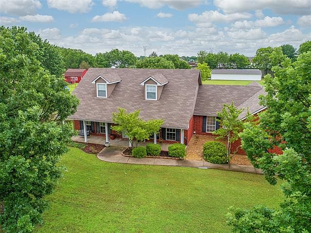 1st image of 936 Twin Oaks Dr