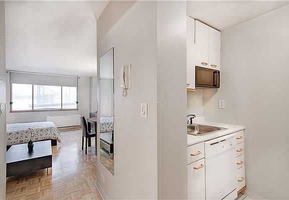 5th image of 350 W 50th St #4XX