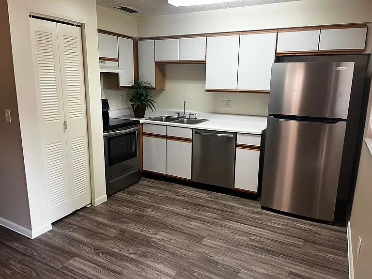 Canterbury Place Apartments — Photo 23