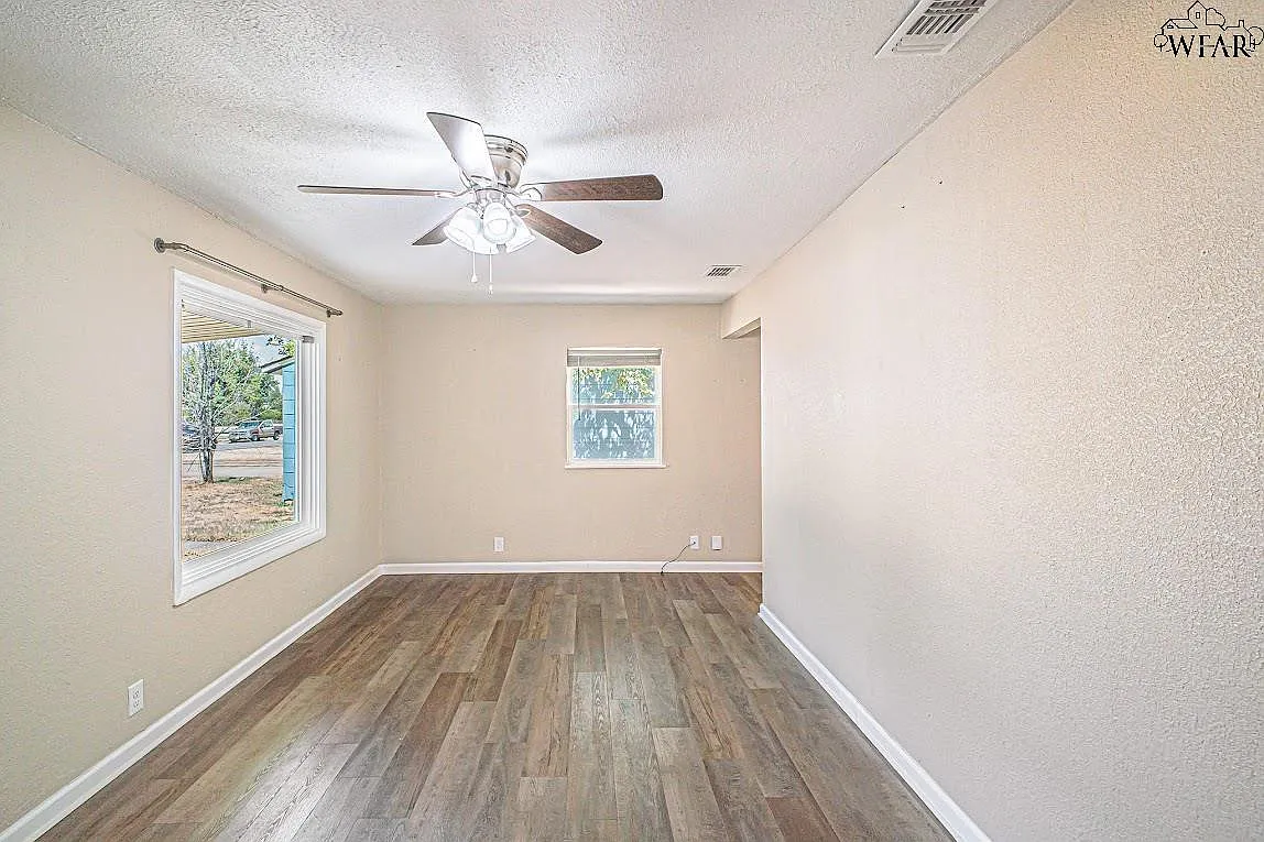 3 bed, 1.0 bath, 912 sqft, $1,200 — Photo 4