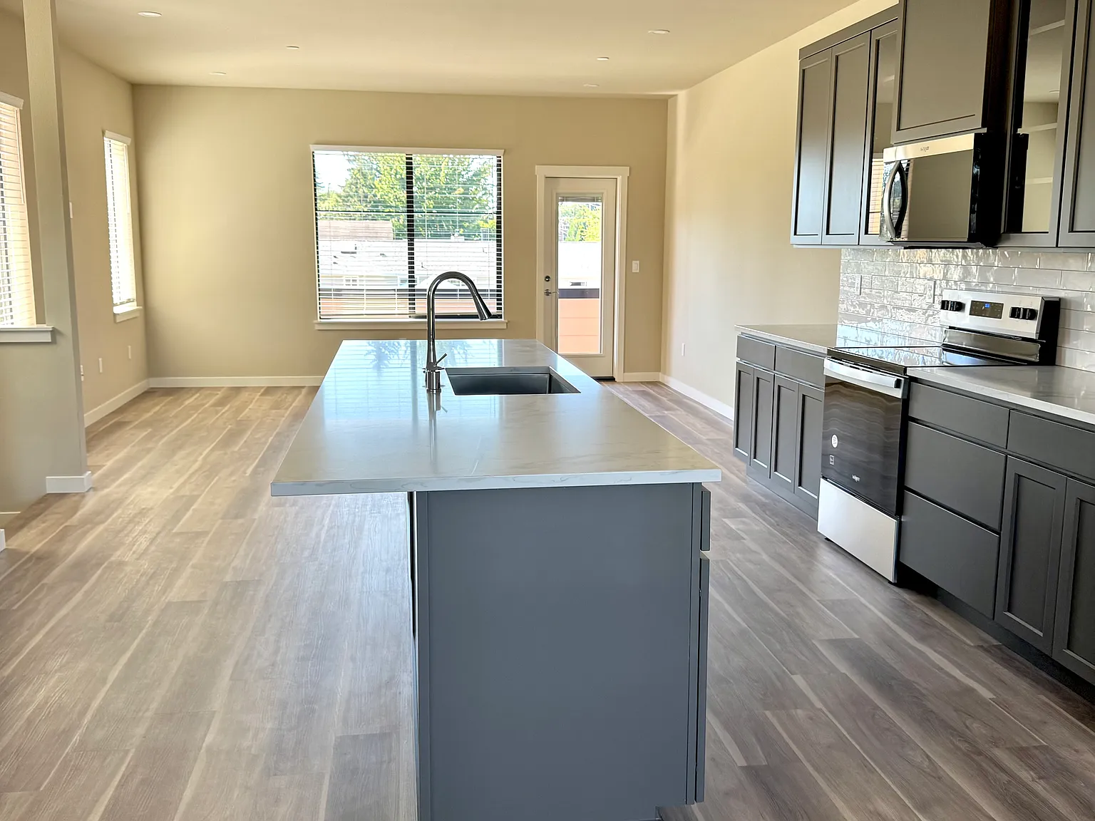 4 bed, 3.5 bath, 1800 sqft, $3,200 — Photo 4