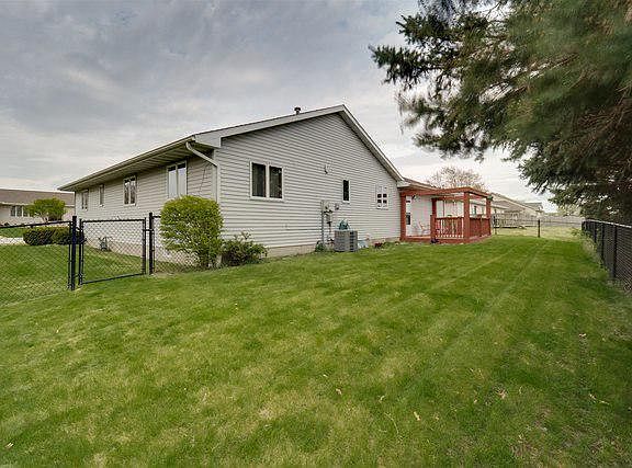 3rd image of 805 Hollie Dr