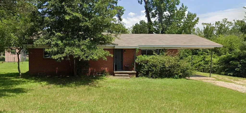 Charming 3-Bed House with Central A/C and Fenced Yard — Photo 1
