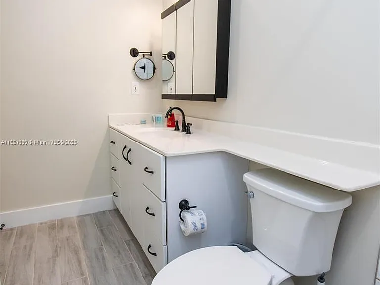 1120 N 13th Ter — Photo 12