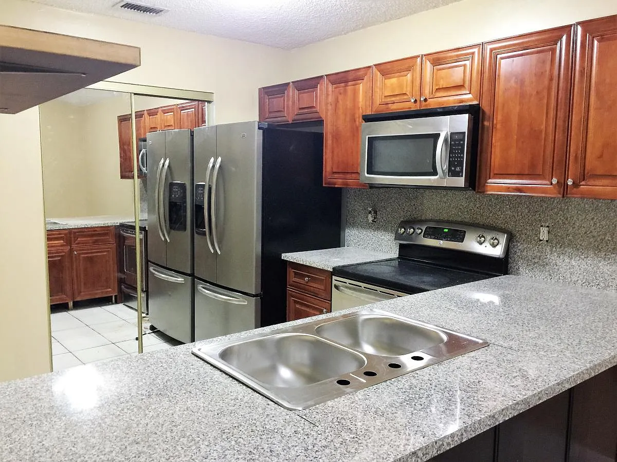 W 63rd Street, Hialeah — Photo 2