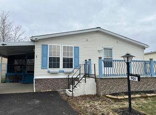 901 Hollywood Dr, Lockport, NY 14094