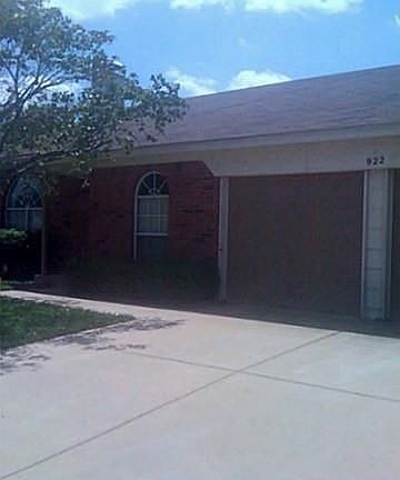 3rd image of 922 W Lynn Creek Dr