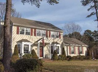 1 Bobcat Ln, Miller Place, NY 11764