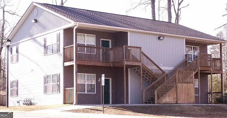 7400 Courtyard Dr — Photo 1
