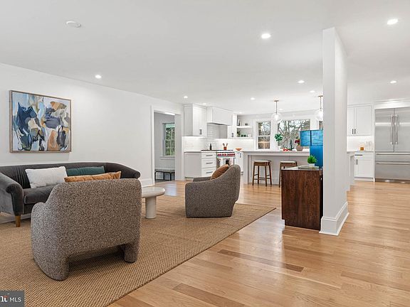 4th image of 709 Newtown Rd