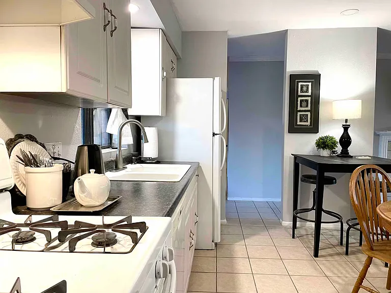 1235 N Belvedere Ave — Photo 2