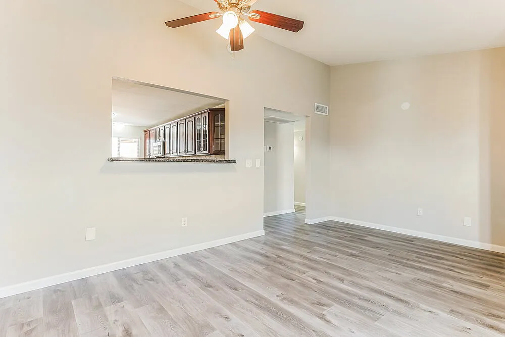 3 bed, 2.0 bath, 1232 sqft, $2,000 — Photo 4