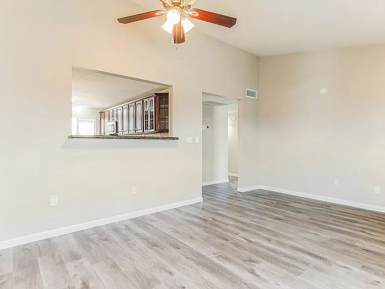 2203 E Dragoon Ave — Photo 4