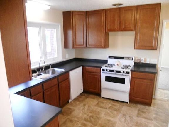 3rd image of 1112 Hillcrest Dr