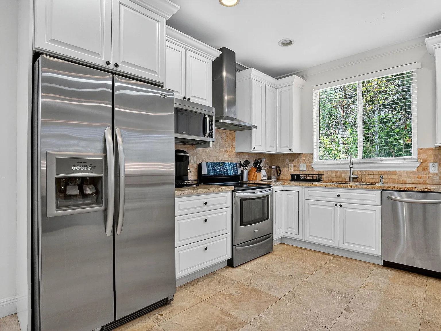 4 bed, 3.5 bath, 2817 sqft, $6,000 — Photo 2