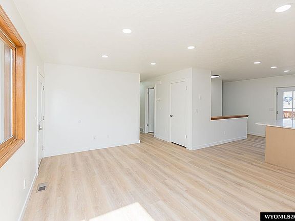4th image of 812 Burr Dr