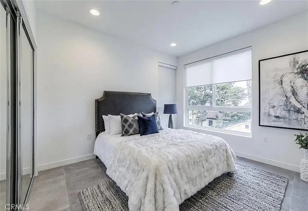 2 bed, 990 sqft, $3,490 — Photo 2