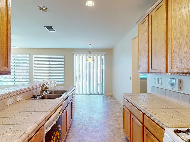 445 Dartmoor Ct — Photo 8