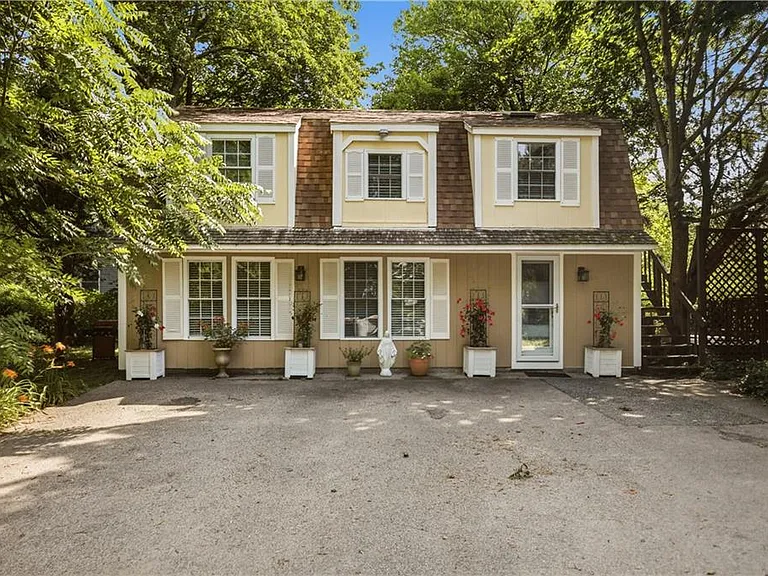 554 E Main Rd — Photo 1