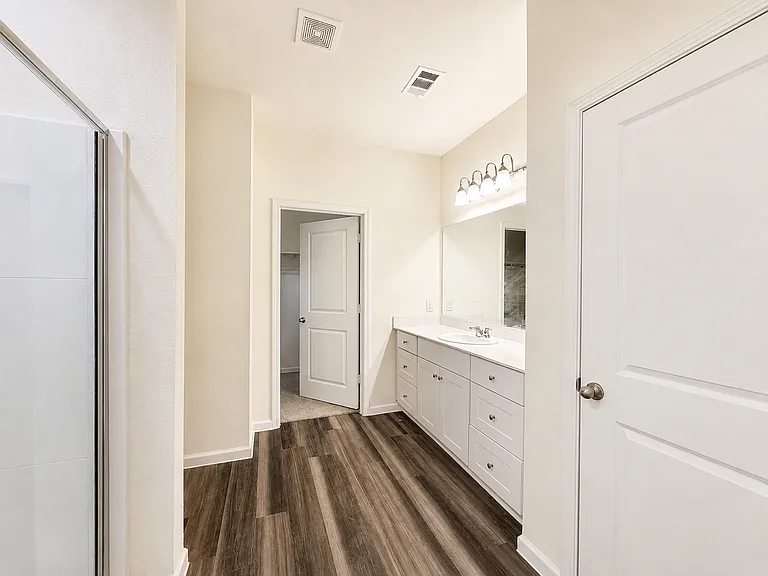 715 Wellington Dr — Photo 12