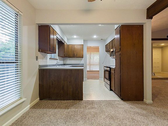 2nd image of 425 Creekside Ct