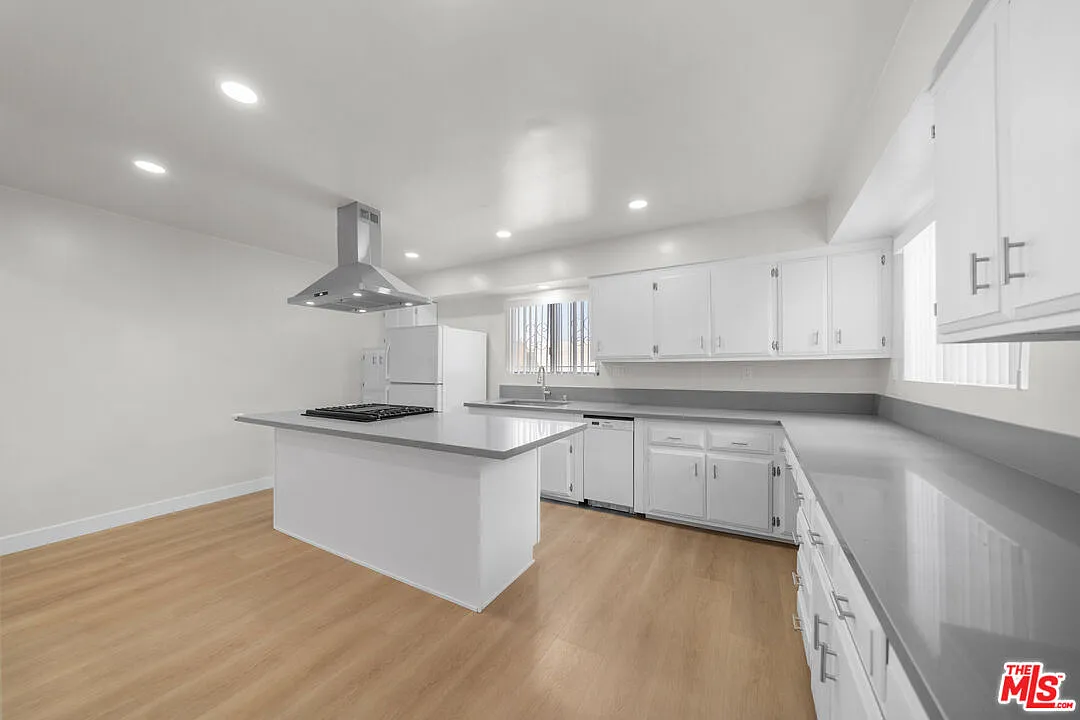 3 bed, 2.0 bath, 1100 sqft, $3,200 — Photo 1