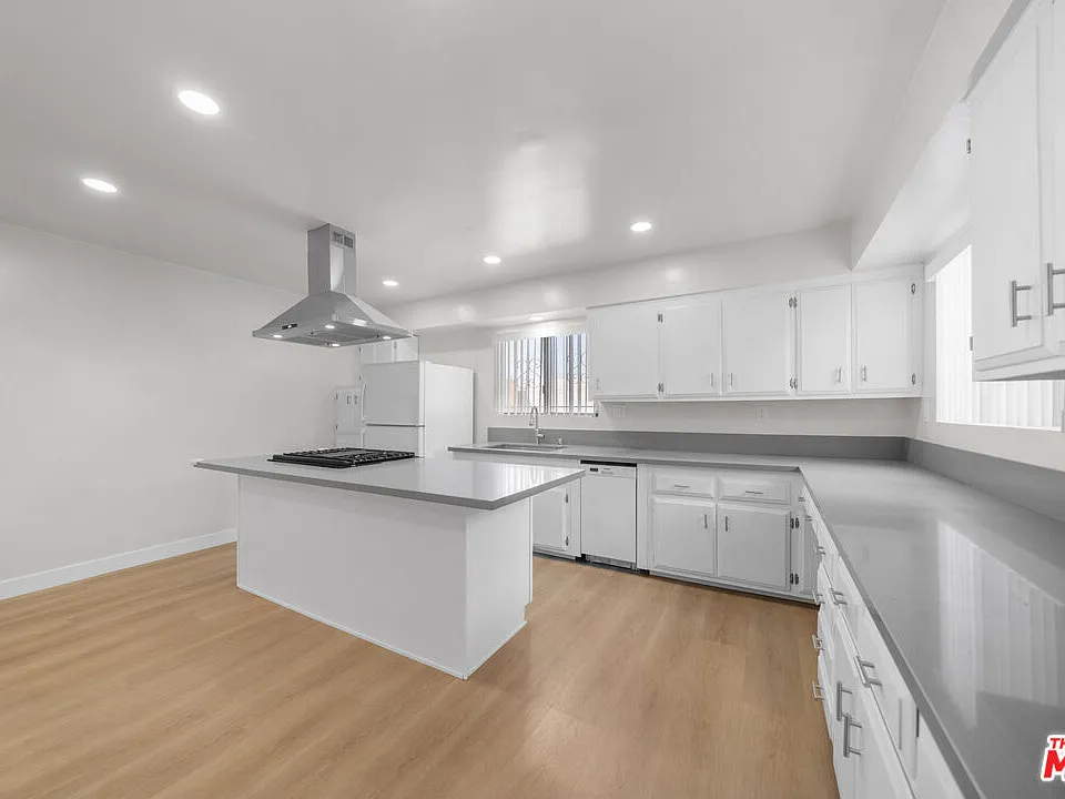 978 S Kenmore Ave #1
