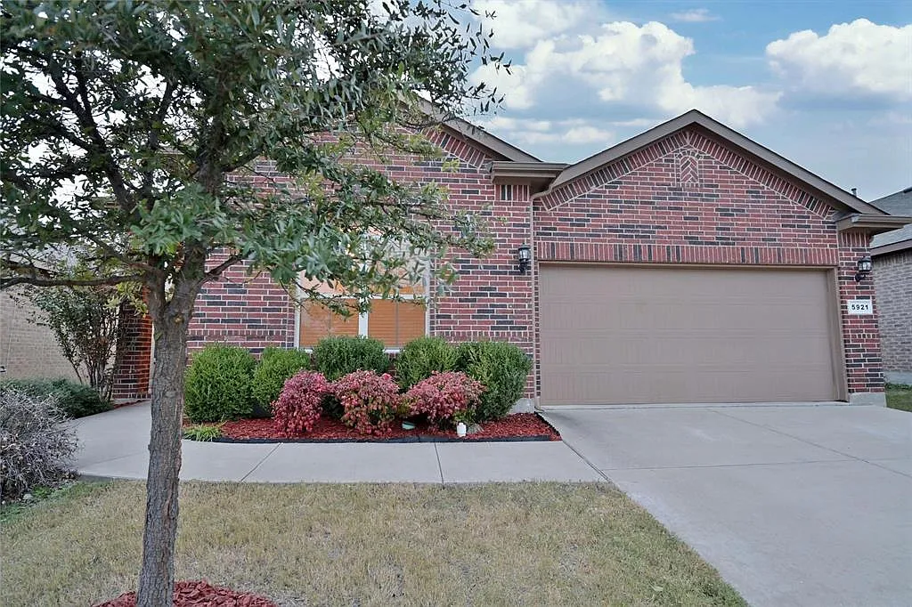 3 bed, 2.0 bath, 1441 sqft, $2,075 — Photo 1