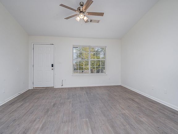 5th image of 1721 Hackberry Ln APT 3