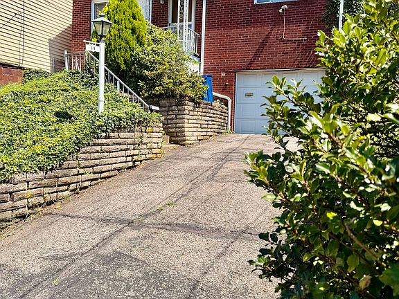 2nd image of 33 Camfield St
